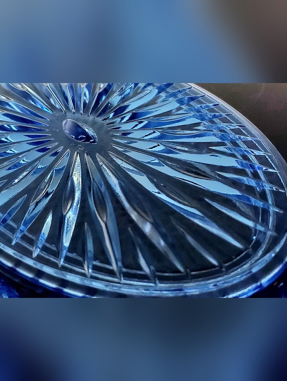 7 1/4" x 4" Oval Exquisitely Detailed Blue Glass Trinket Box With Lid 2011 - Picture 10 of 15